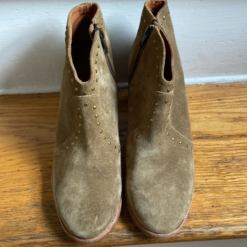 Frye Women's Nora Stud Zip Short Booties in Sand Size 8Regular